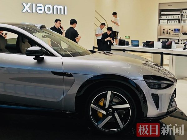 赢正通 小米YU7上市当晚大量“米粉”到店看车, 销售: 最后一批顾客凌晨三点才走