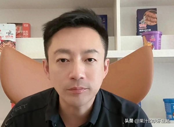 辉煌优配 汪小菲俩孩子不去打游戏，在家自制冰激凌！玥儿和霖霖笑出声！
