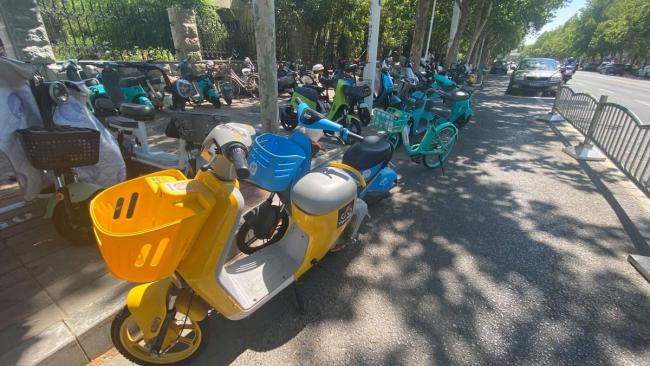 郑州回应街头现大量共享电车 政策未变仍禁止投放