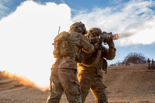 高升网 瑞典研制多功能步兵武器，二战结束不久，古斯塔夫84毫米无坐力炮